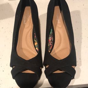 NWOT Black open toe cork wedges